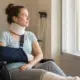 Jeune femme en fauteuil roulant après un polytraumatisme à la suite d'un accident
