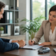 Victime d’accident examinant une transaction d’assurance avant signature